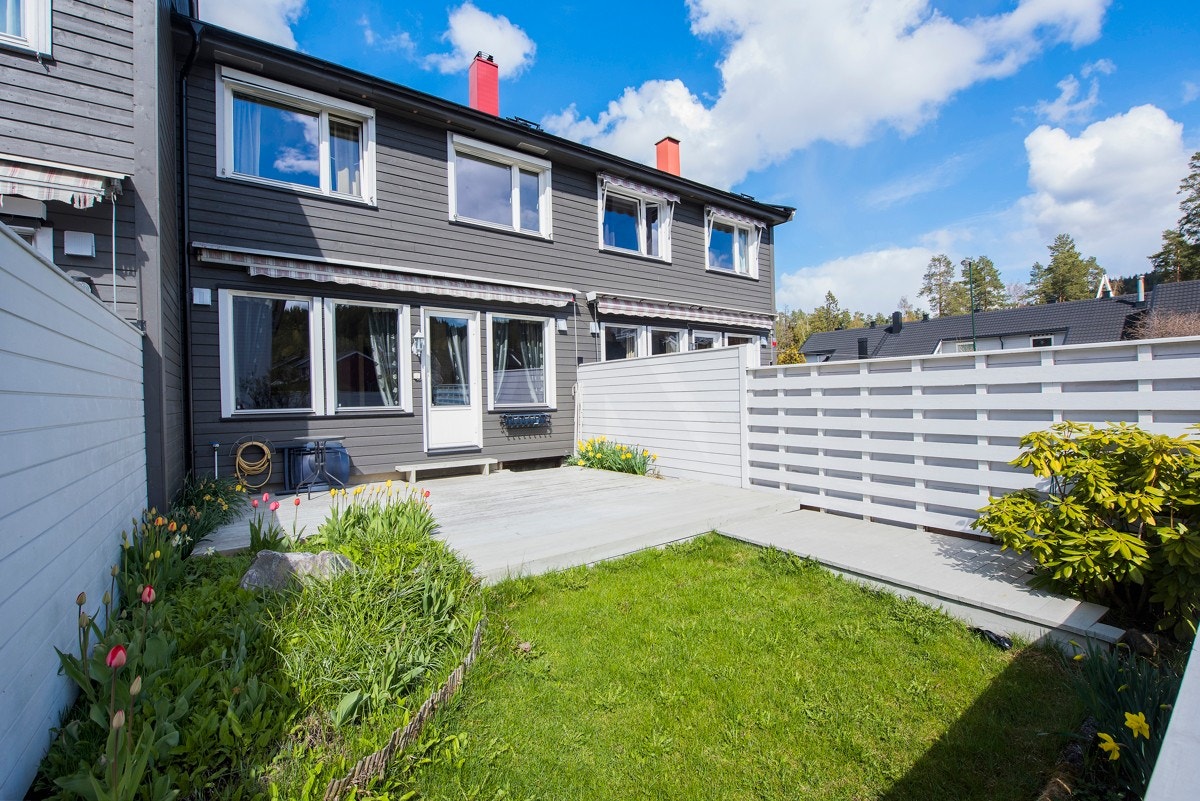 Velkommen til Hvetestien 21, er et stort og familievennlig rekkehus over tre plan med praktisk planløsning. Galleribilde