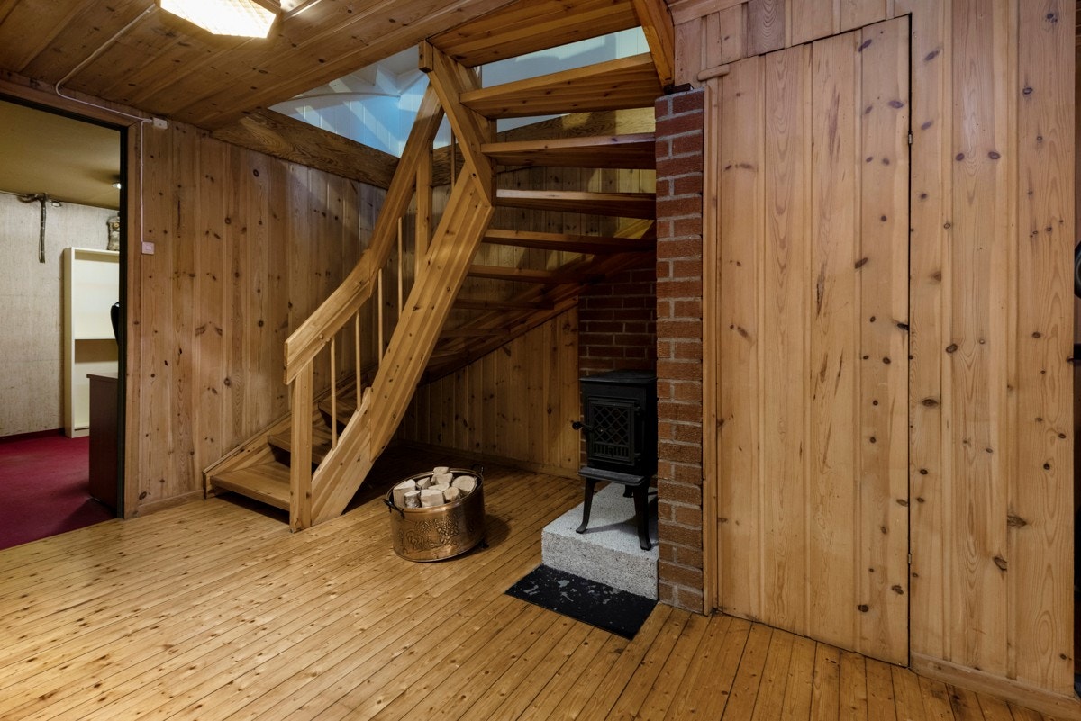 Under trappeløpet i kjelleren er det en klassisk vedovn som varmer godt. Galleribilde