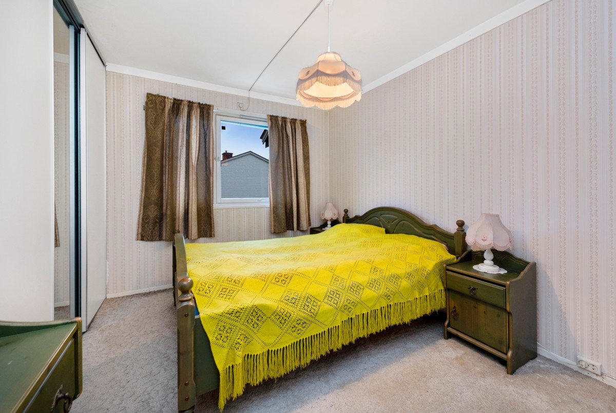 Rekkehuset har fire gode soverom i andre etasje. I hovedsoverommet er det skyvedørsgarderobe med speilfront. Galleribilde