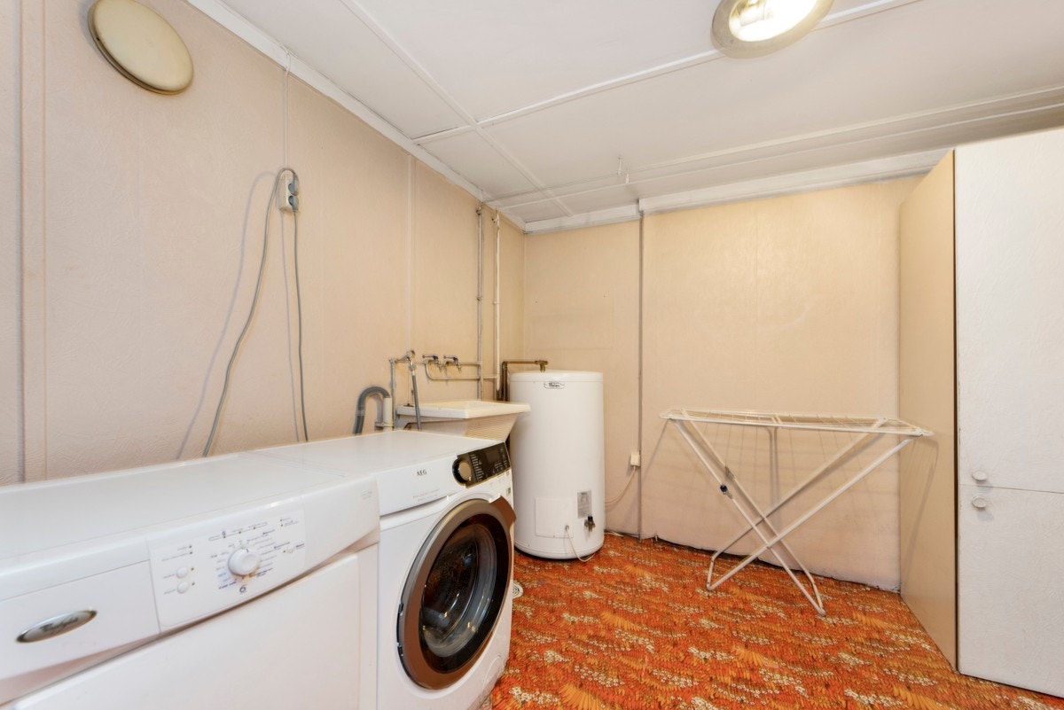 I kjelleren ligger også vaskerommet, med blant annet varmtvannsbereder og utslagsvask. Galleribilde