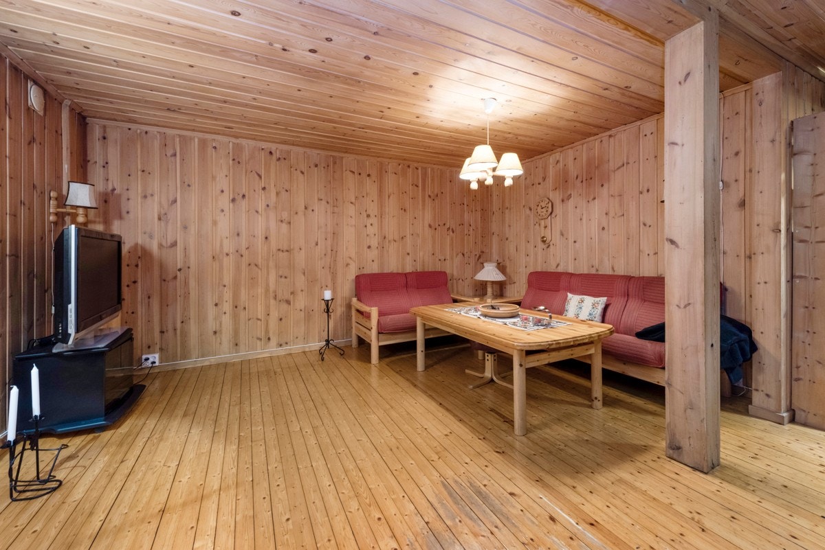 Rekkehuset har en hyggelig kjellerstue, med trepanel på vegg og tregulv. Galleribilde