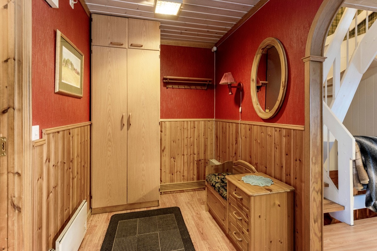 Gangen innenfor vindfanget har garderobeskap og åpen garderobeløsning Galleribilde