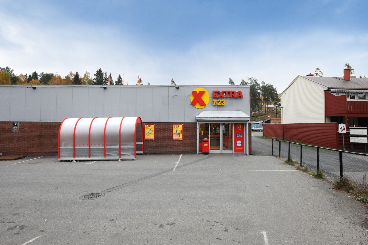 Nærbutikken på Kurland, ligger kun noen meter fra boligen. Eiiendommen ligger i et attraktivt og barnevennlig område, med kort vei til marka, og bussholdeplasser. Galleribilde