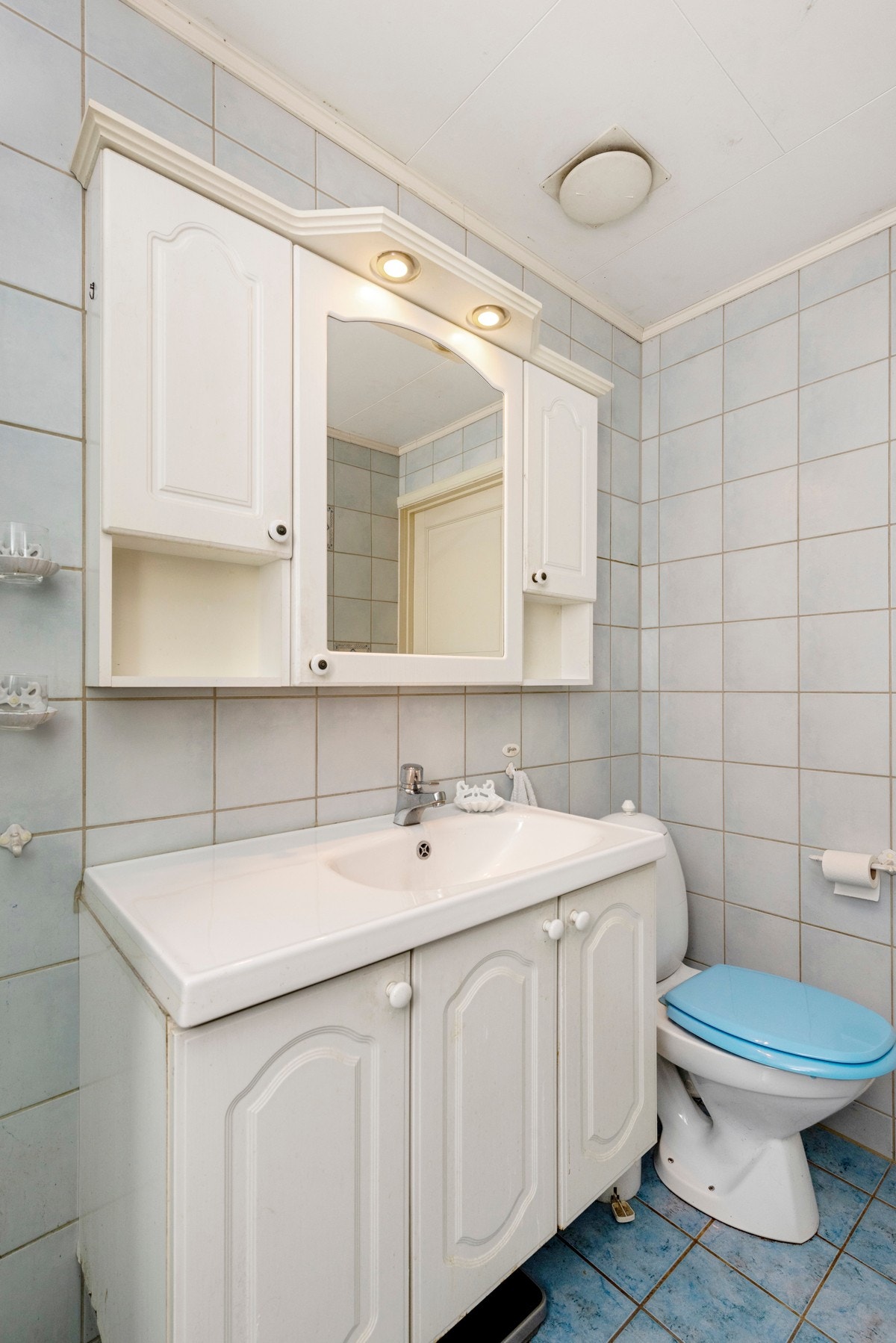 Badet har fliser på gulv og vegger, og på gulvet er det gulvvarme. Galleribilde