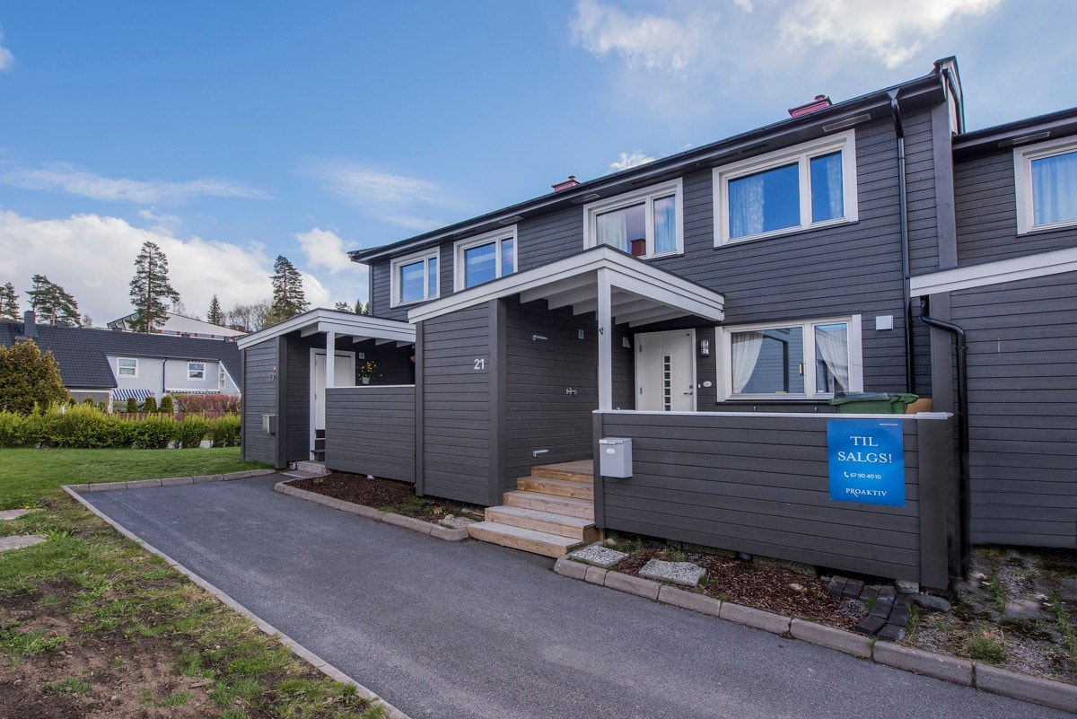 Fasader, boder, tak og terrasser rehabilitert i 2018. God plass til utemøbler ved boligens inngangsparti. Galleribilde