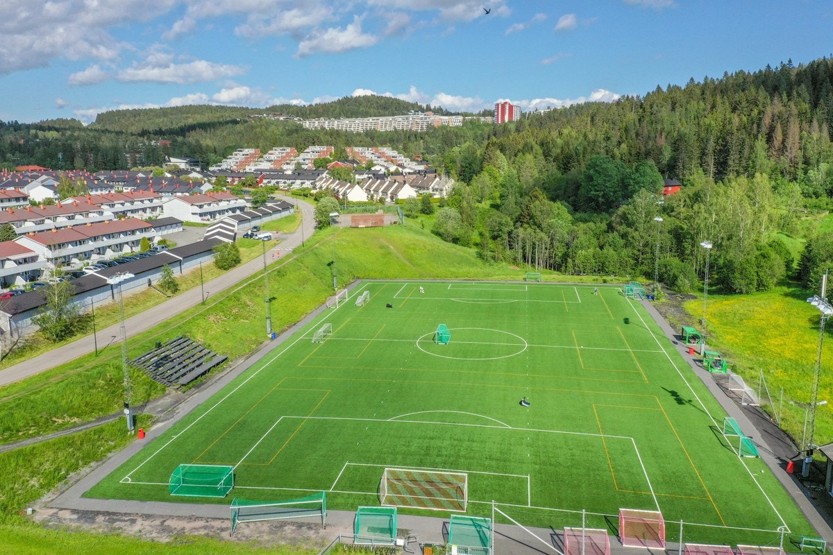 Kurlandsparken med grønt gress, "hele" året. Galleribilde
