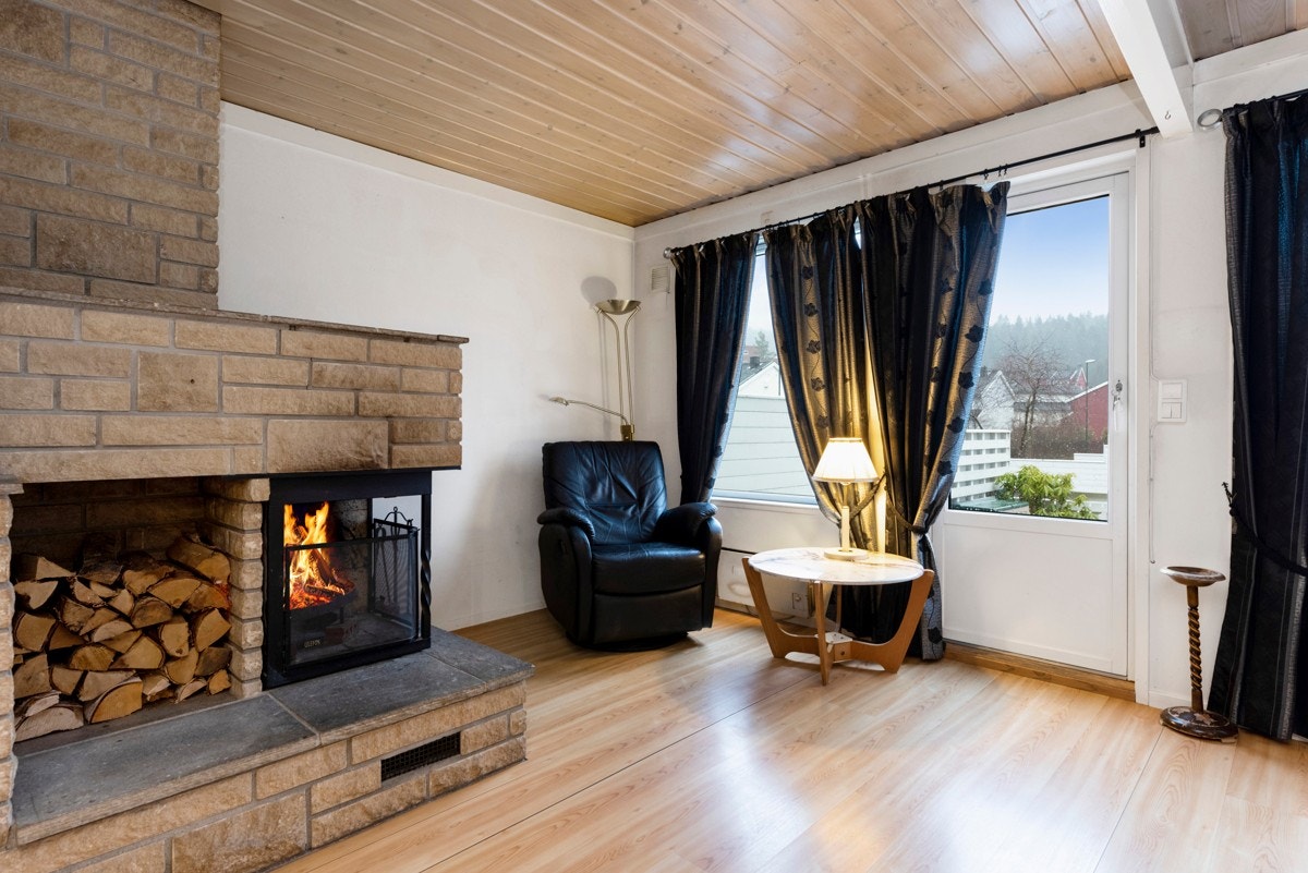 Fra stuen er det utgang til solrik uteplass mot sør. Galleribilde