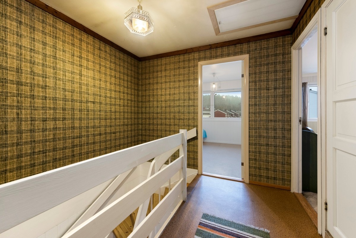 Fra trapperom i 2 etasje, har man tilgang til lagringsloft. Galleribilde