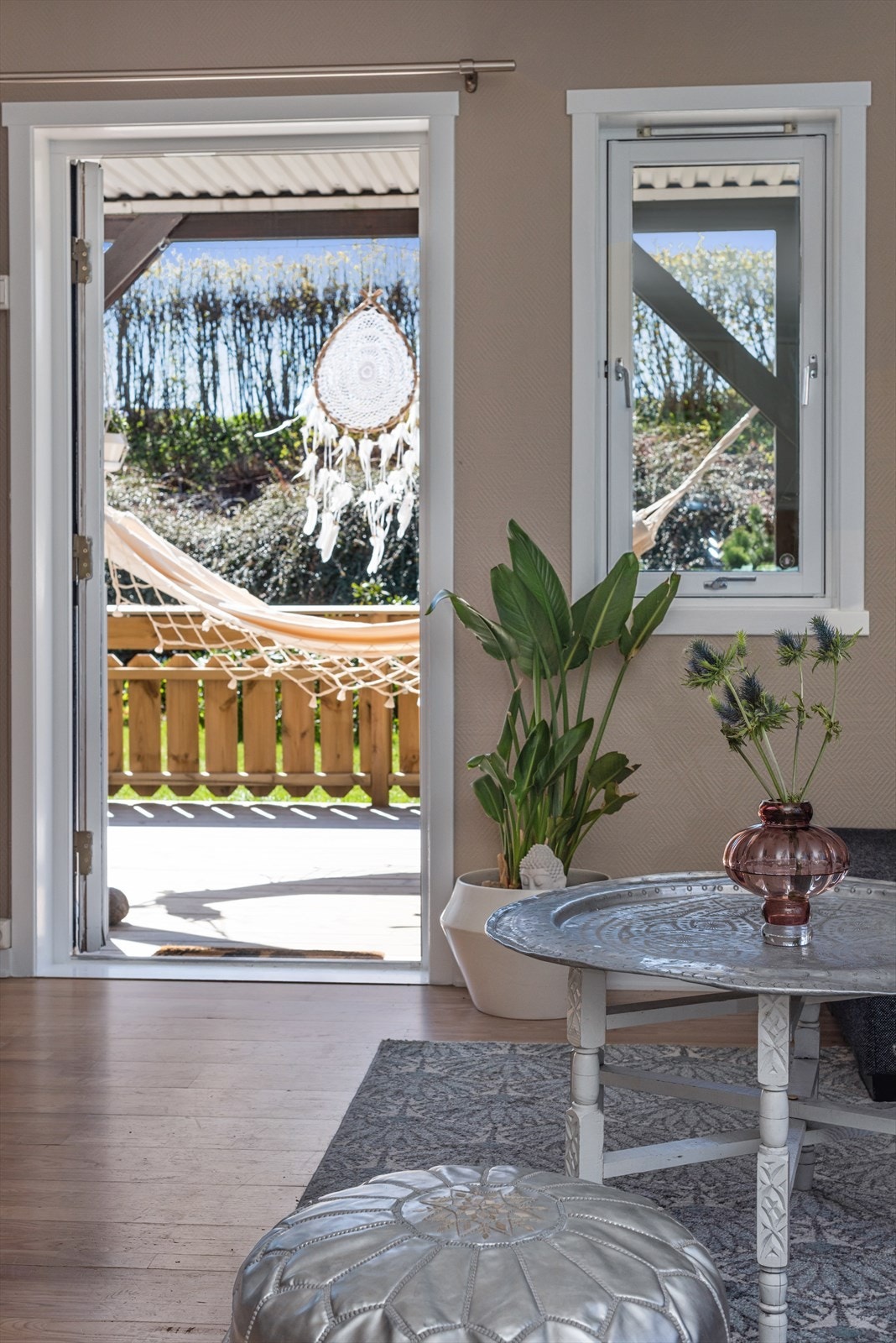 Stue med utgang til stor vestvendt terrasse. Galleribilde