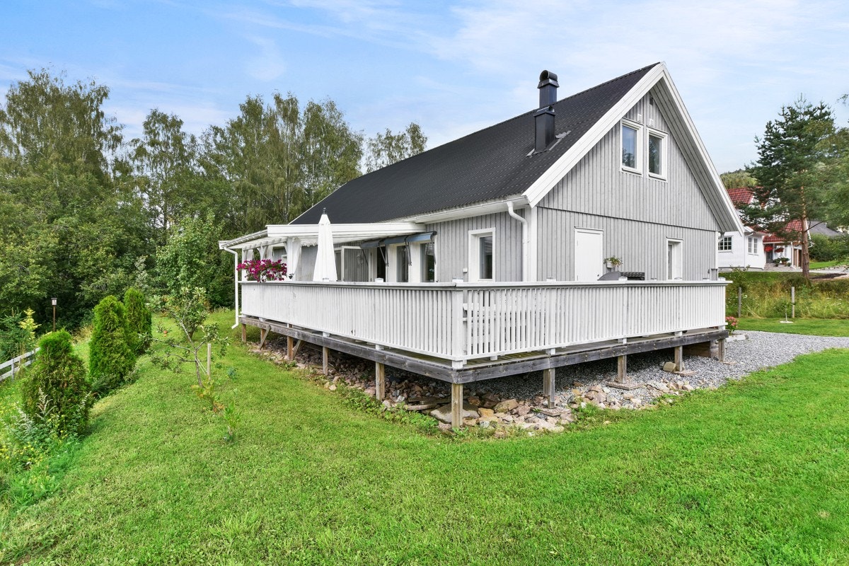 Det er kort gangavstand til bussholdeplass, skole, barnehage og daglige servicetilbud. Ved skolen i Sylling er det idrettshall og naturgressbane med friidrettsbane rundt. Galleribilde