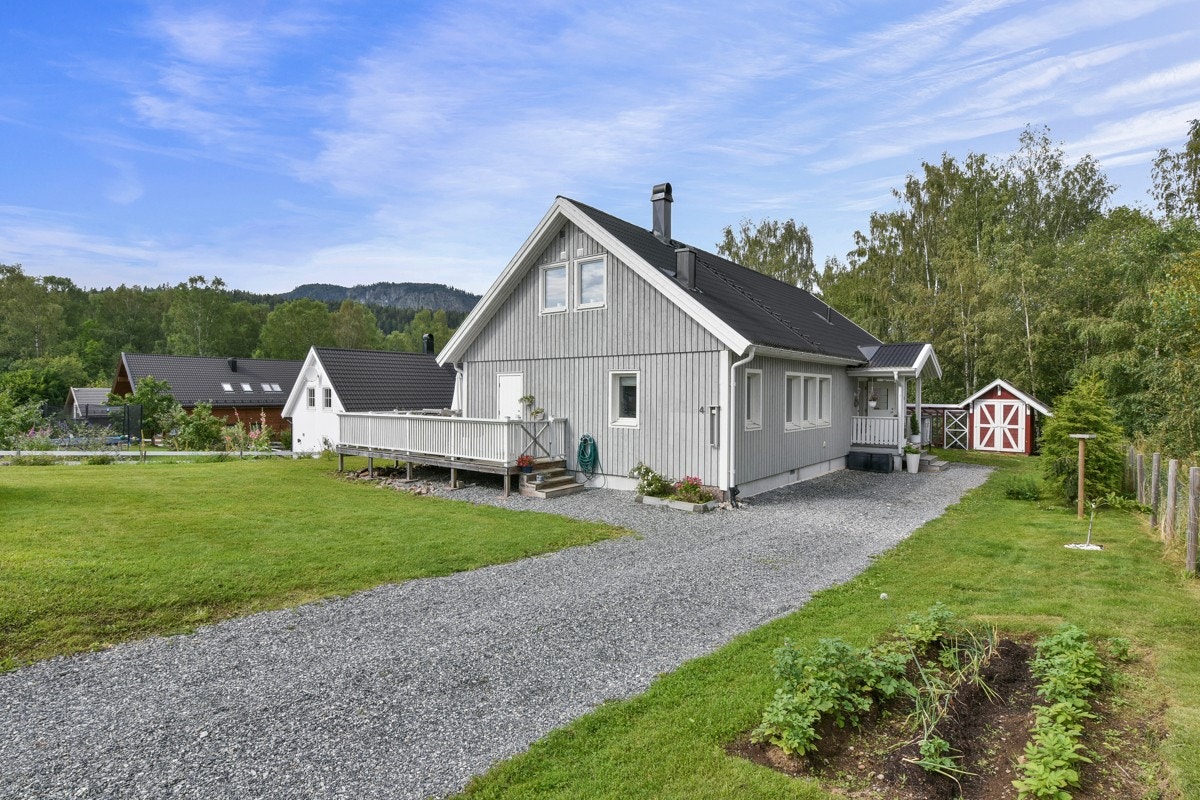 Fra eiendommen er det gangavstand til Sylling barne- og ungdomsskole. Videre finnes det videregående skoler i både Lier og Drammen, samt et godt utvalg av private og kommunale barnehager. Galleribilde