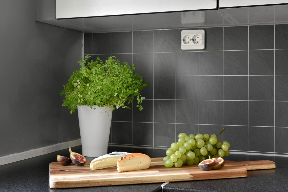 Kjøkkenet har integrert induksjonstopp, stekeovn og mikro. Over kokesonen er det montert en ventilatorhette i stål. For øvrig er det opplegg til oppvaskmaskin, samt nisje med plass til både kjøleskap og fryseskap. Galleribilde