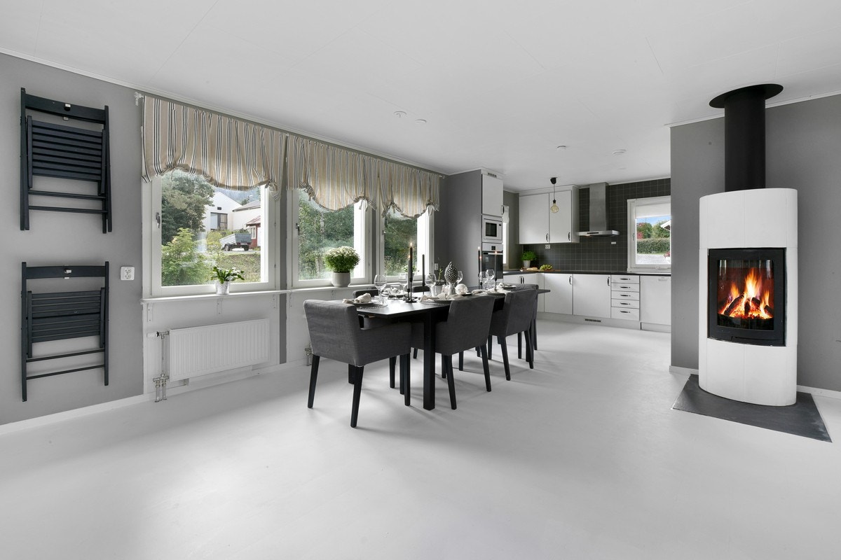 Fra entreen kommer man inn i en meget innbydende stue. Rommet er av god størrelse, ligger delvis åpent mot kjøkkenet og er smart utformet i to soner. Galleribilde