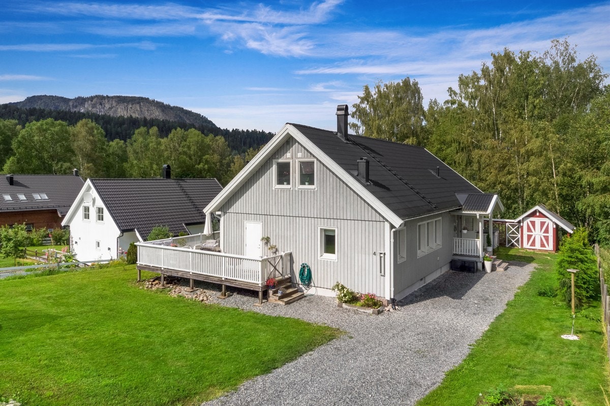 Området gir mulighet for offentlig kommunikasjon via buss, hvorav nærmeste holdeplass er Svangstrandveien som ligger ca. 450 meter fra boligen. Galleribilde
