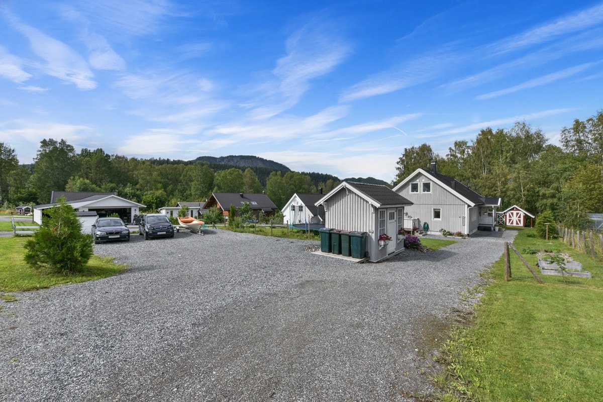 Det er parkering på den store, grusbelagte gårdsplassen hvor det er plass til flere biler. Galleribilde