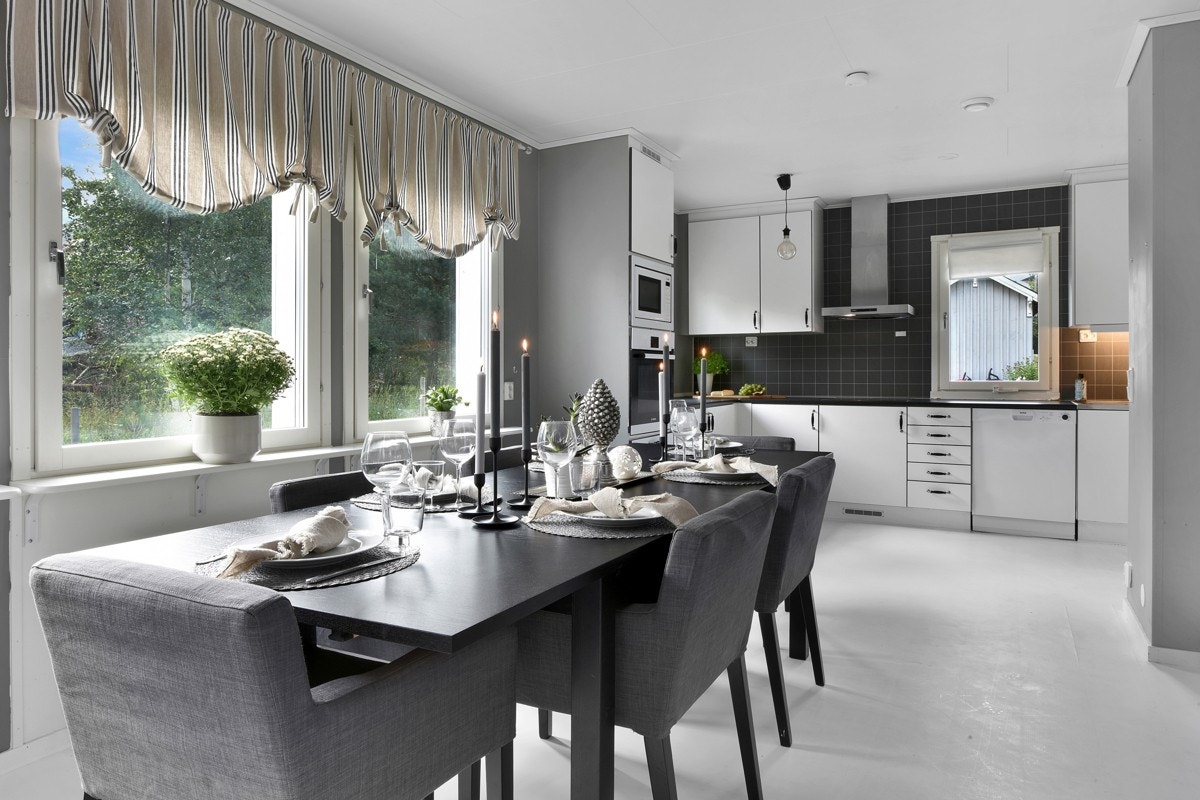 Spisestue første etasje med godt lys fra flere vinduer. Galleribilde