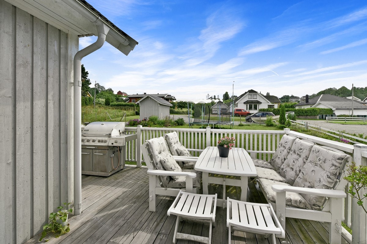 Fra terrassen er det trapp ned til gårdsplassen. Galleribilde