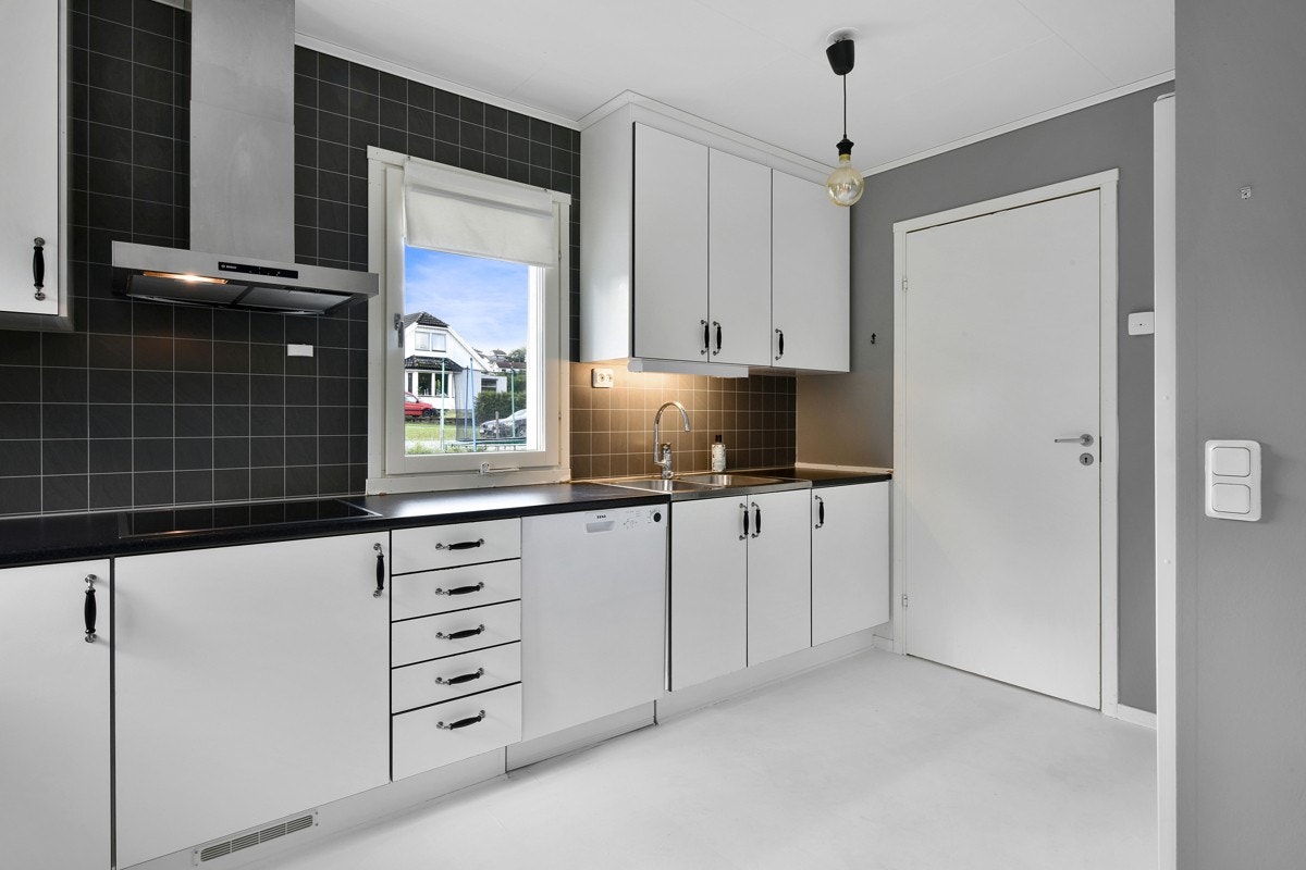 Dør fra kjøkkenet fører inn til vaskerommet. Det separate vaskerommet har egen utgang til terrassen. Galleribilde