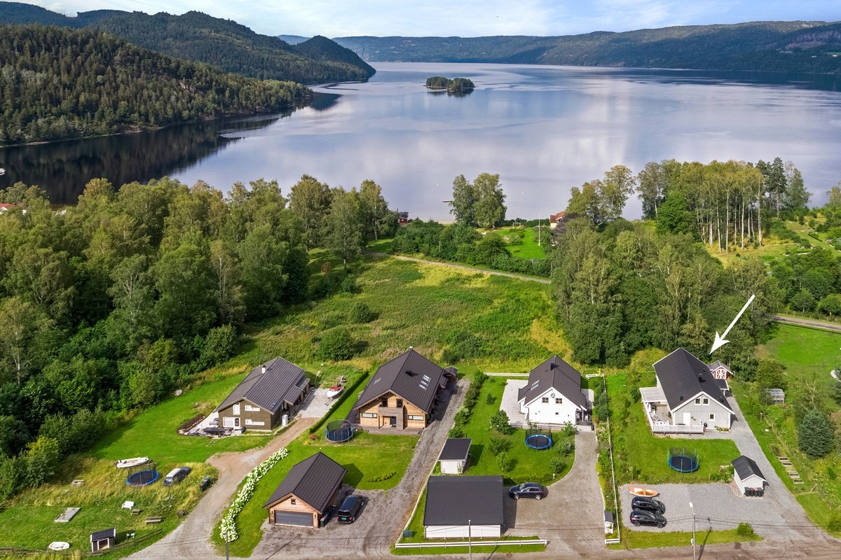 Privatmegleren ved John Granly Steen har gleden av å presentere denne innholdsrike eneboligen over 2 plan fra 2014 med stor tomt. Boligen har 5 soverom, 2 Stuer, 2 bad + vaskerom samt er oppgradert i 2019 Galleribilde