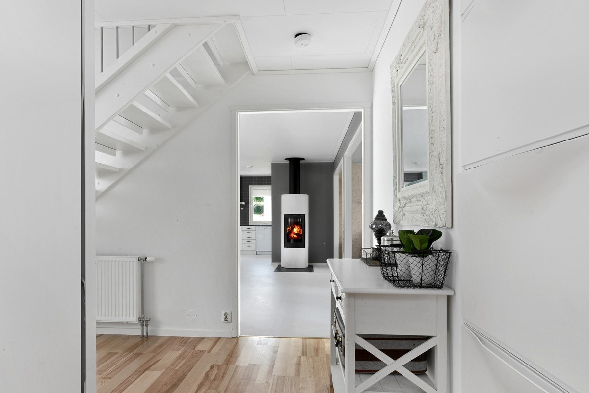 Mellomgang første etasje. Trappen fører opp til andre etasje. Galleribilde