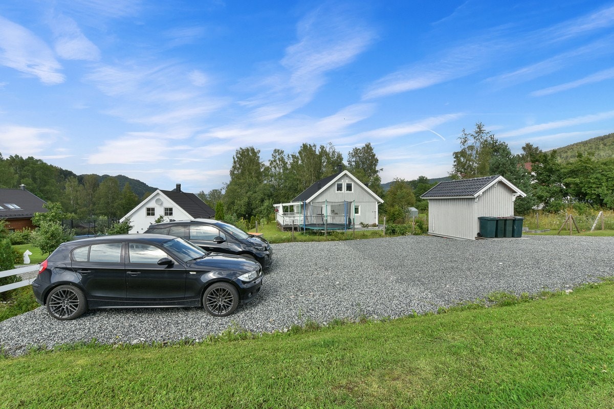 Eiendommen har en lett skrånende tomt på 1236 kvm, opparbeidet med hage og stor, gruslagt gårdsplass. Galleribilde