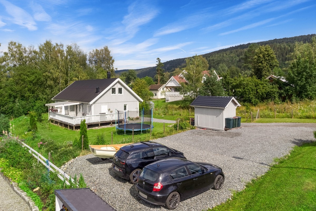 Det er parkering på den store, grusbelagte gårdsplassen hvor det er plass til flere biler. Galleribilde