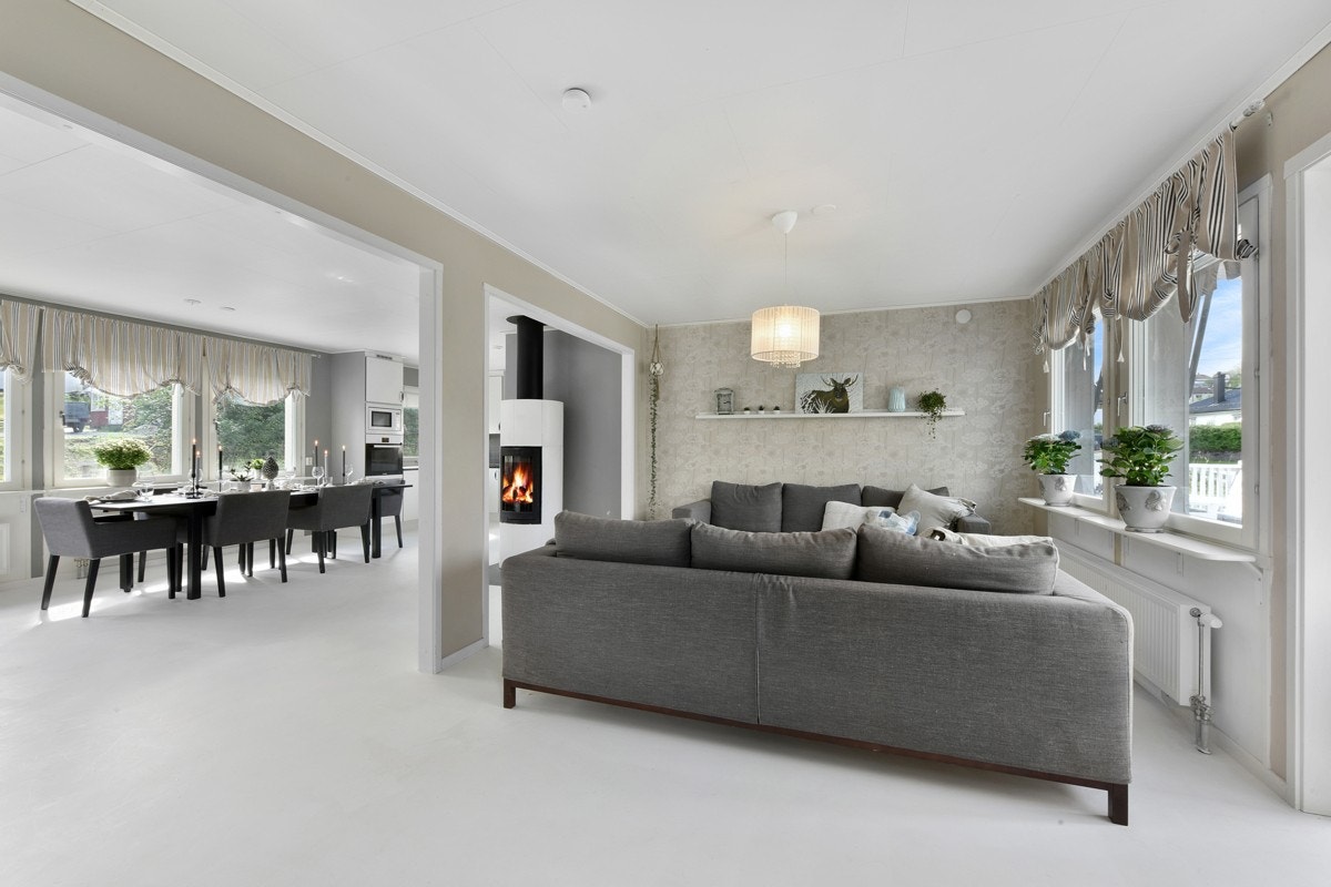 I den andre delen er det god plass til sofagruppe med tv og tilhørende møblement. Herfra er det utgang til terrassen. Stuen får rikelig med dagslys fra gode vindusflater i hver ende. Galleribilde