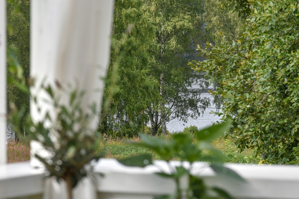 Utsikt mot fjorden fra terrasse. Galleribilde