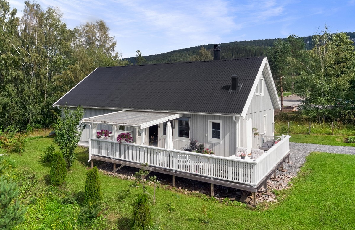 Eneboligen ligger rett ved Sylling sentrum, i Lier kommune. Her bor man sentralt, men samtidig rolig og barnevennlig til. Galleribilde