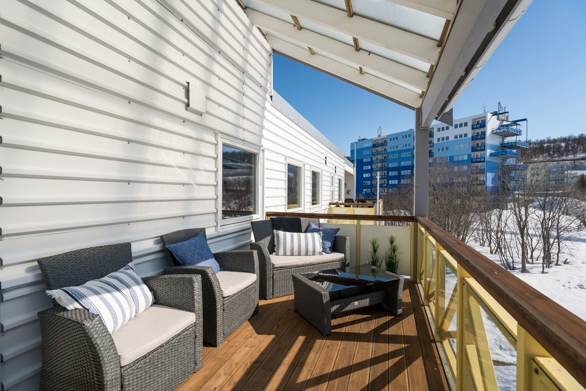 Stor overbygd balkong med sol fra morgen til kveld