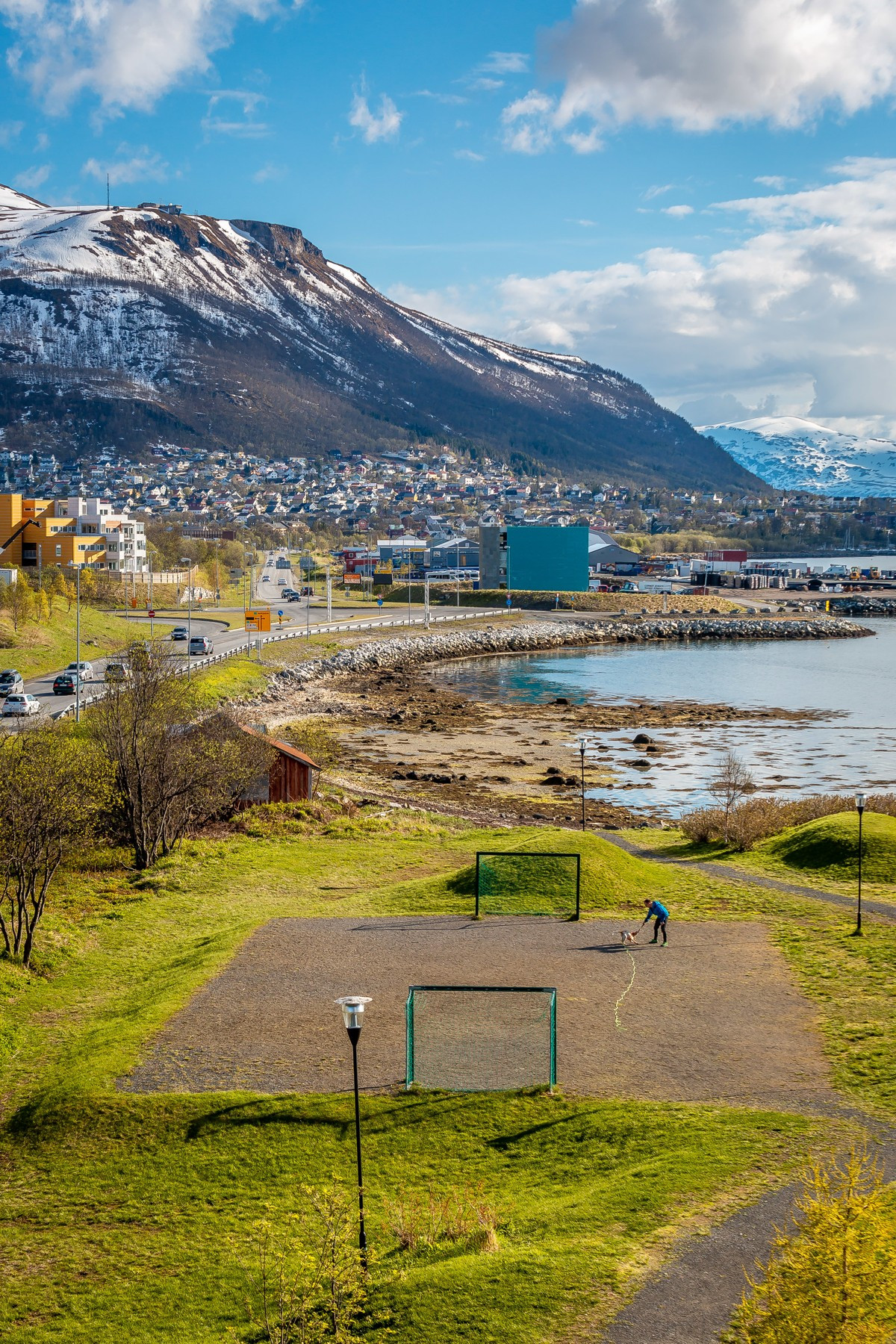 Fotballbane i kveldsol