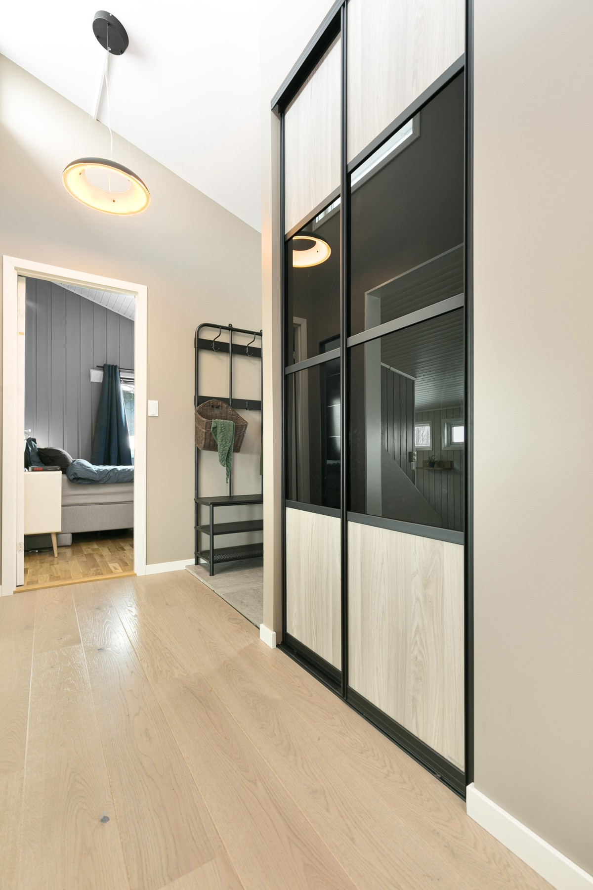 I gangen er det praktisk skyvedørsgarderobe