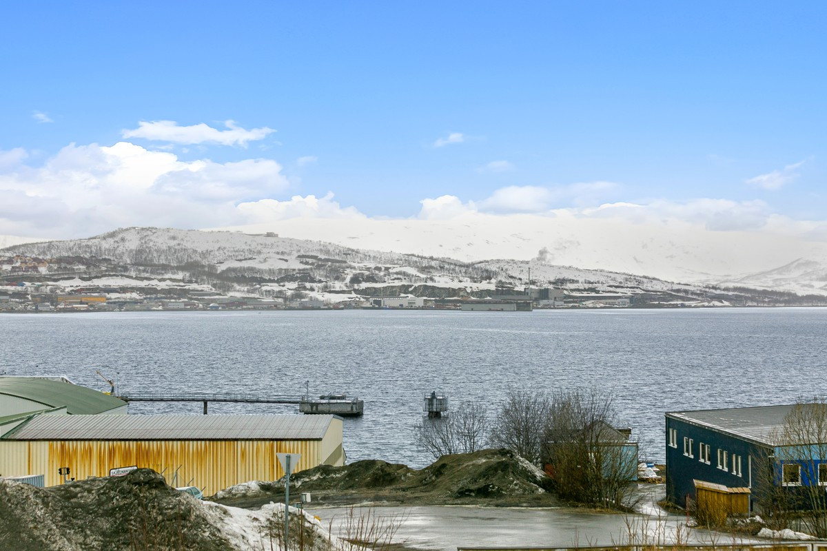 Innseilingen til Tromsø, med Kvaløya som bakteppe
