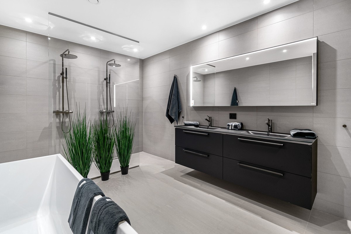 Stort og lekkert bad med dobbelt dusj og badekar! Galleribilde