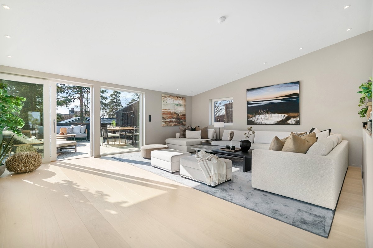 Stue med utgang til solrik, usjenert og lun terrasse Galleribilde