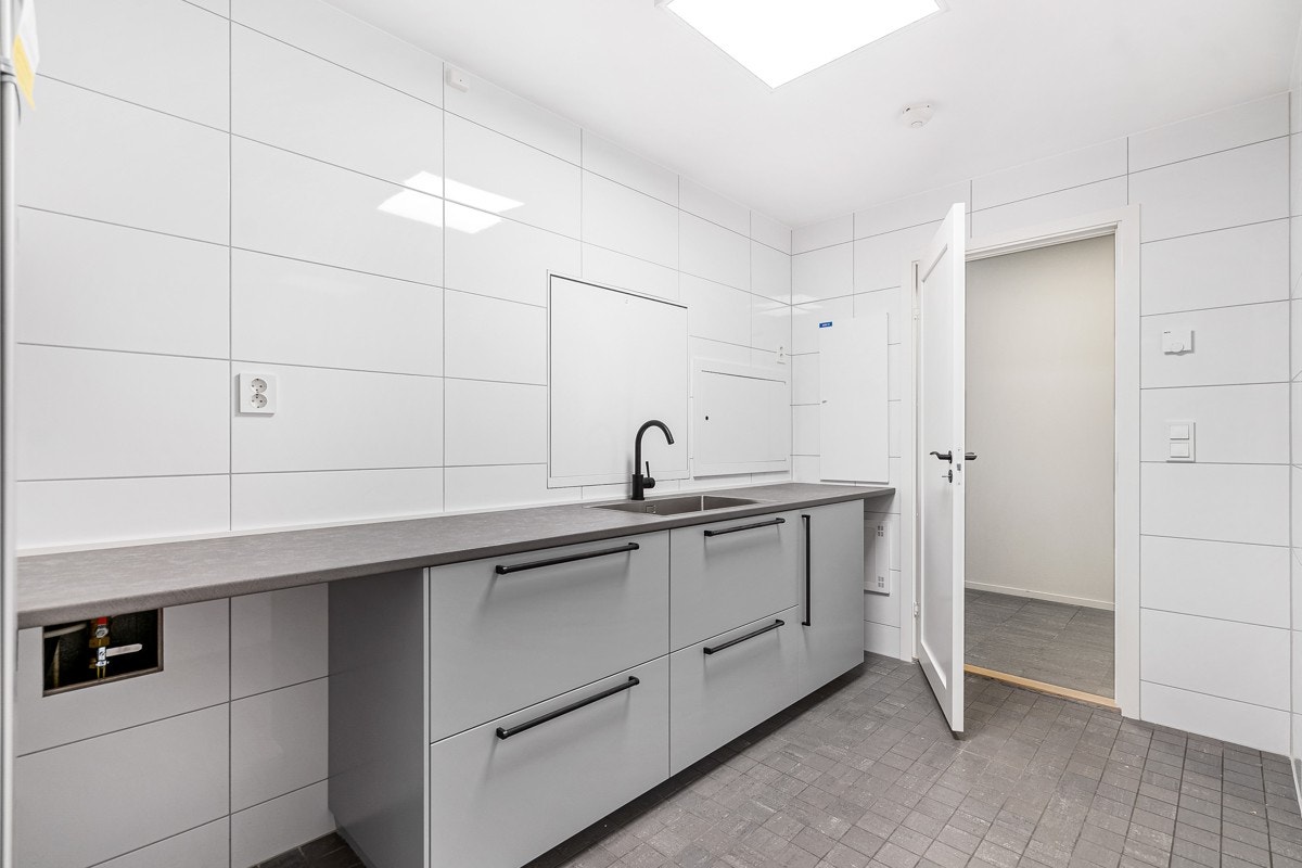 Vaskerom med mye innredning og benkeplass Galleribilde