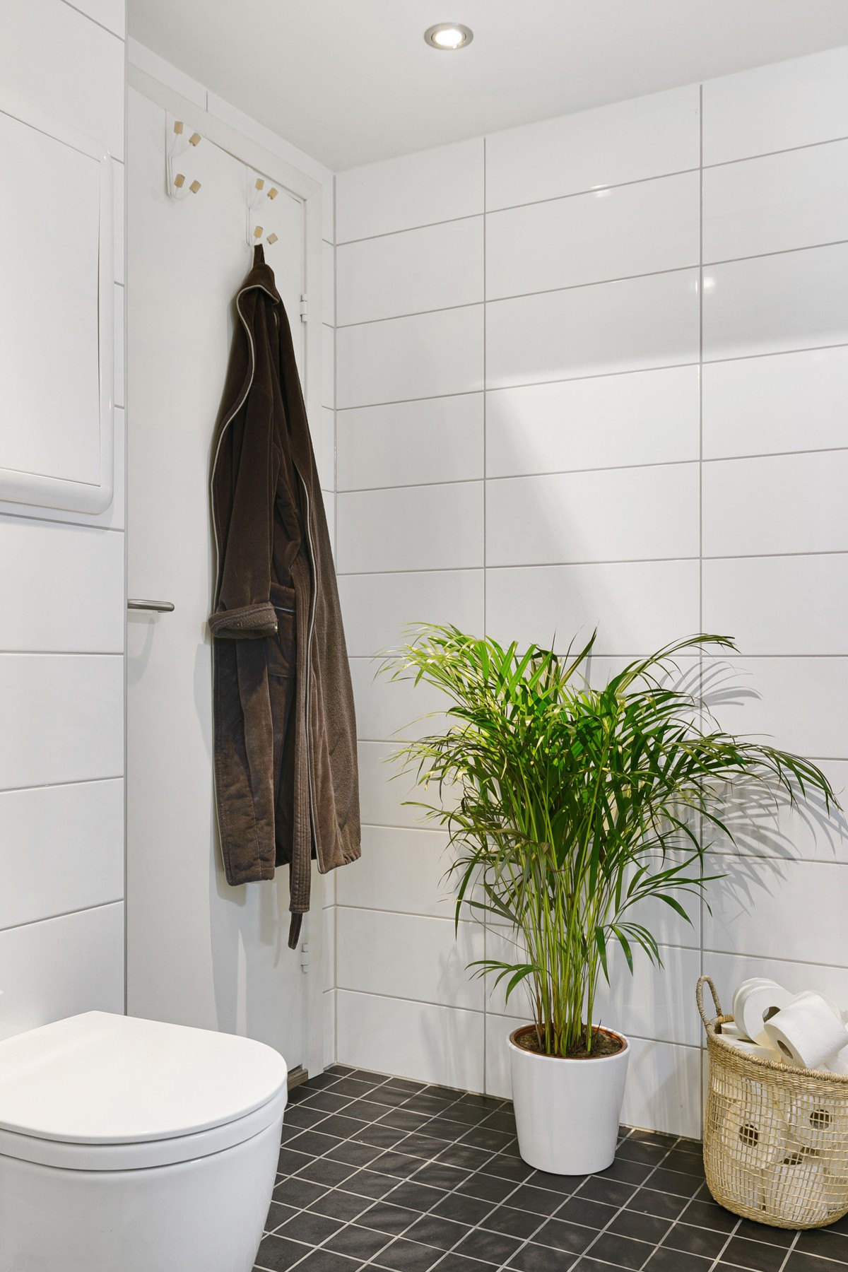 Fliselagt baderom med downlights og gulvvarme