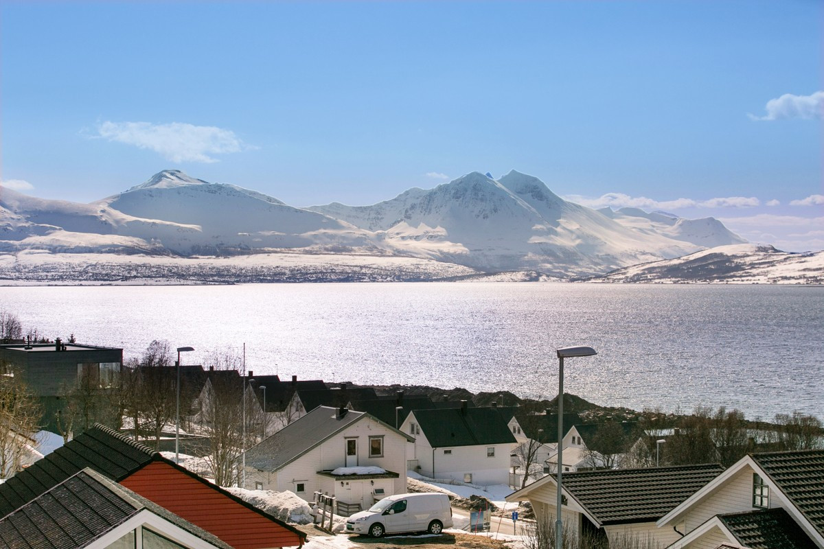 Utsikt fra veranda mot sør-vest.