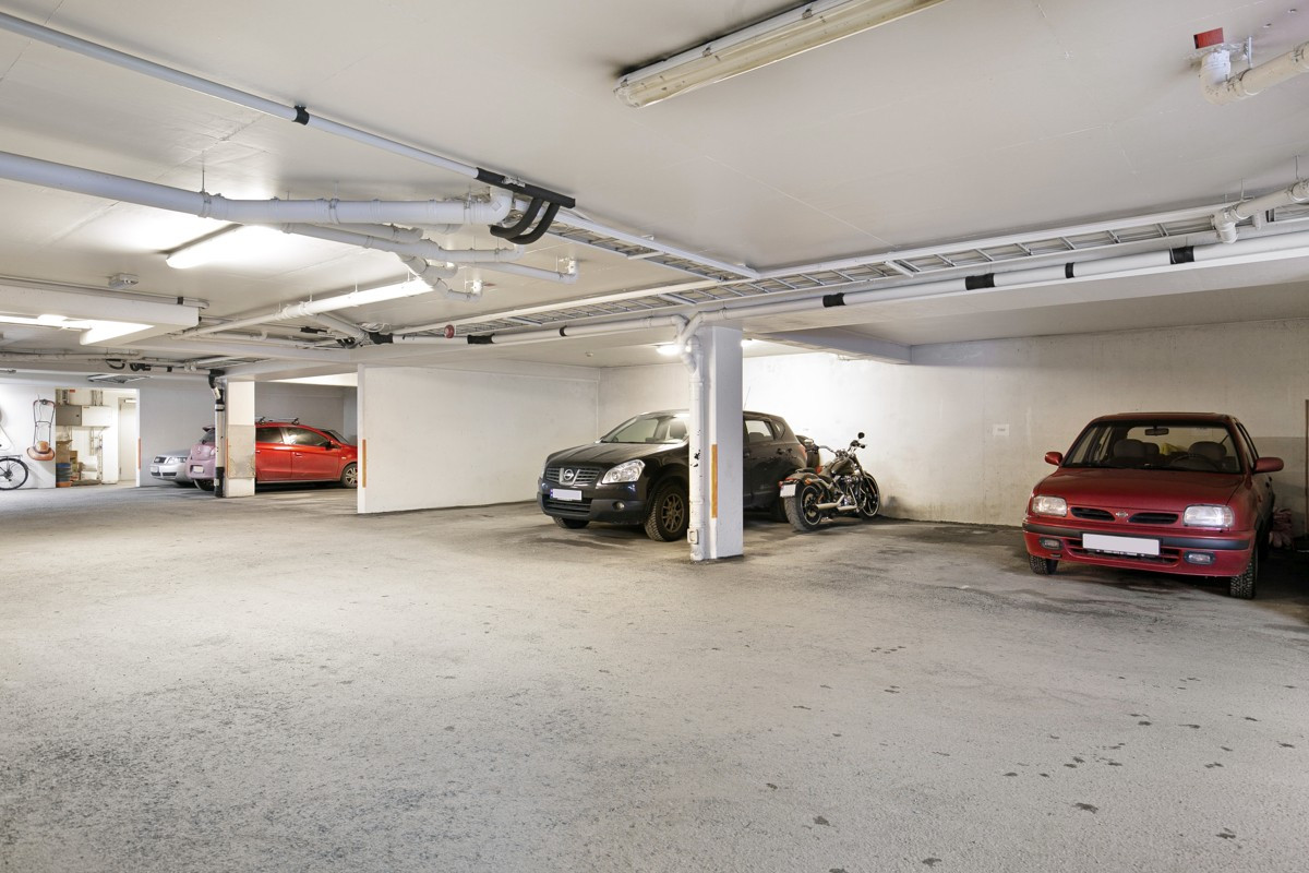 Parkeringsplass i felles parkeringskjeller