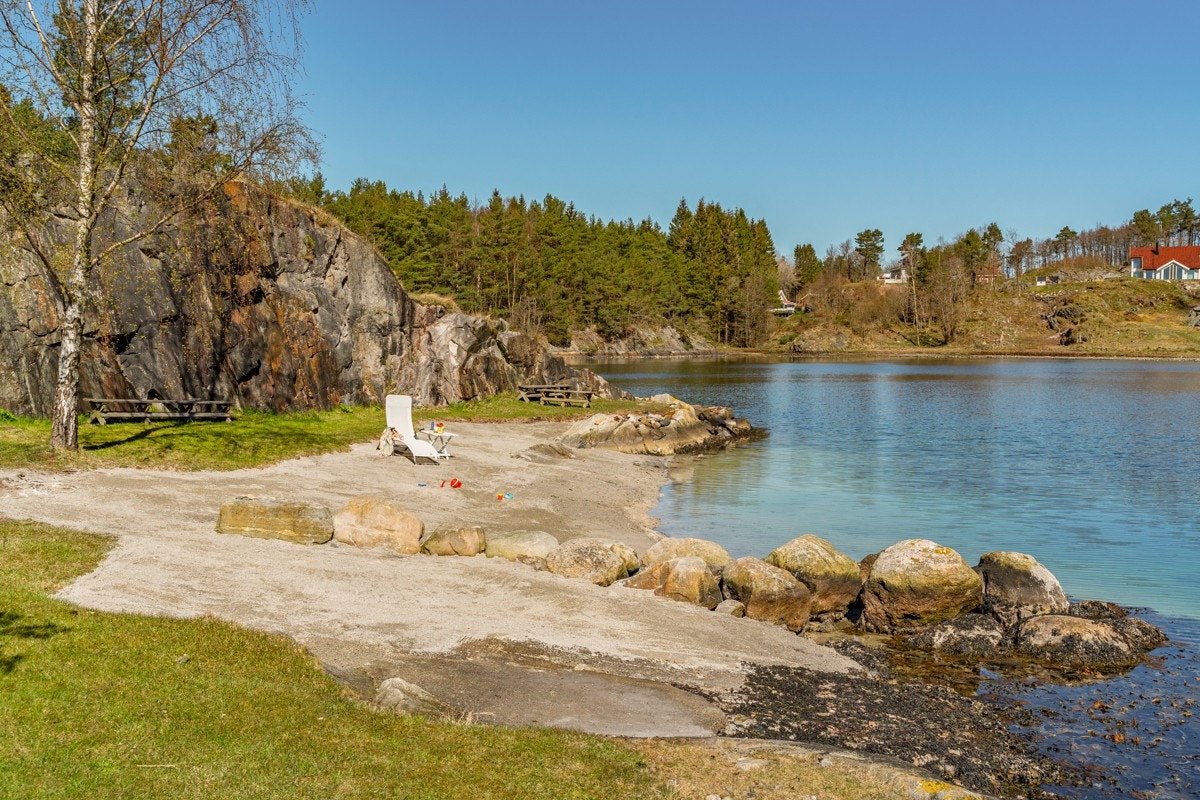Idyllisk sandstrand på holmen Galleribilde