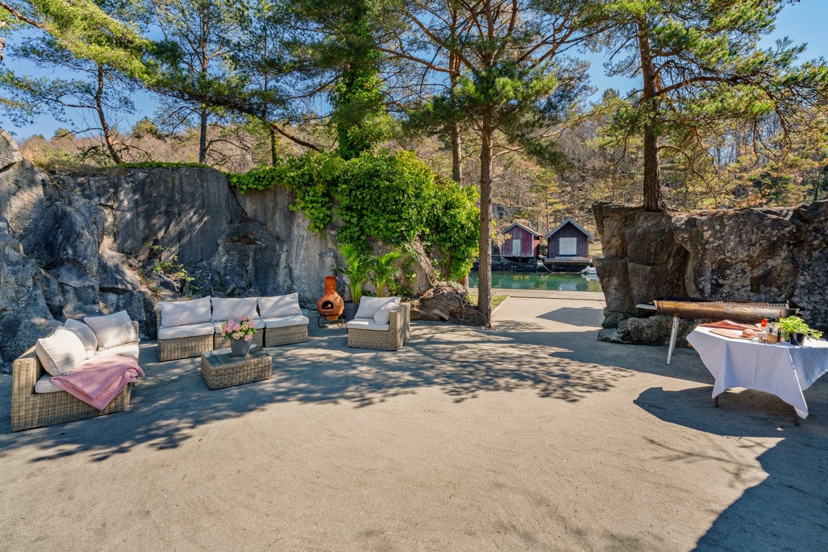 Eget støpt grillområde med plass til langbord - helt usjenert Galleribilde