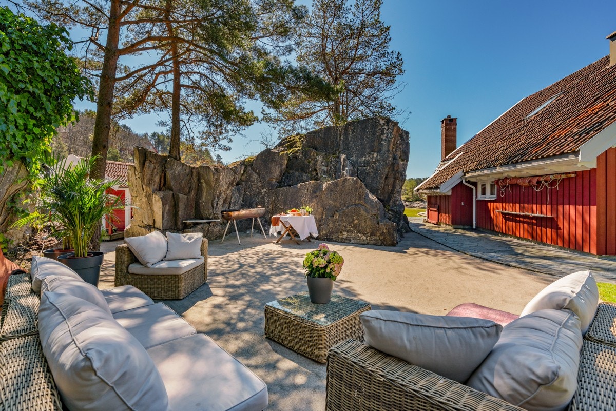 Usjenert uteområde - perfekt til grilling og langbord Galleribilde