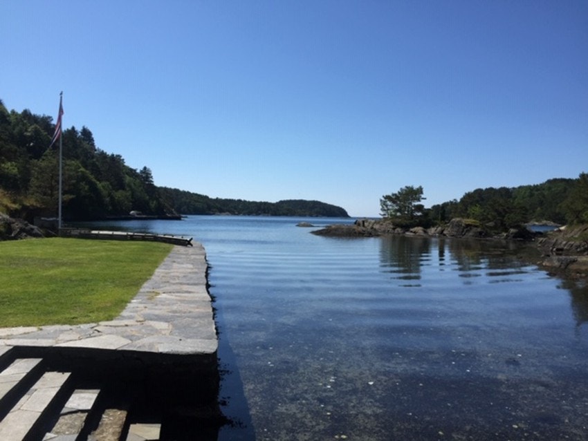 Fra brygge med bred trapp ned til sjøen Galleribilde