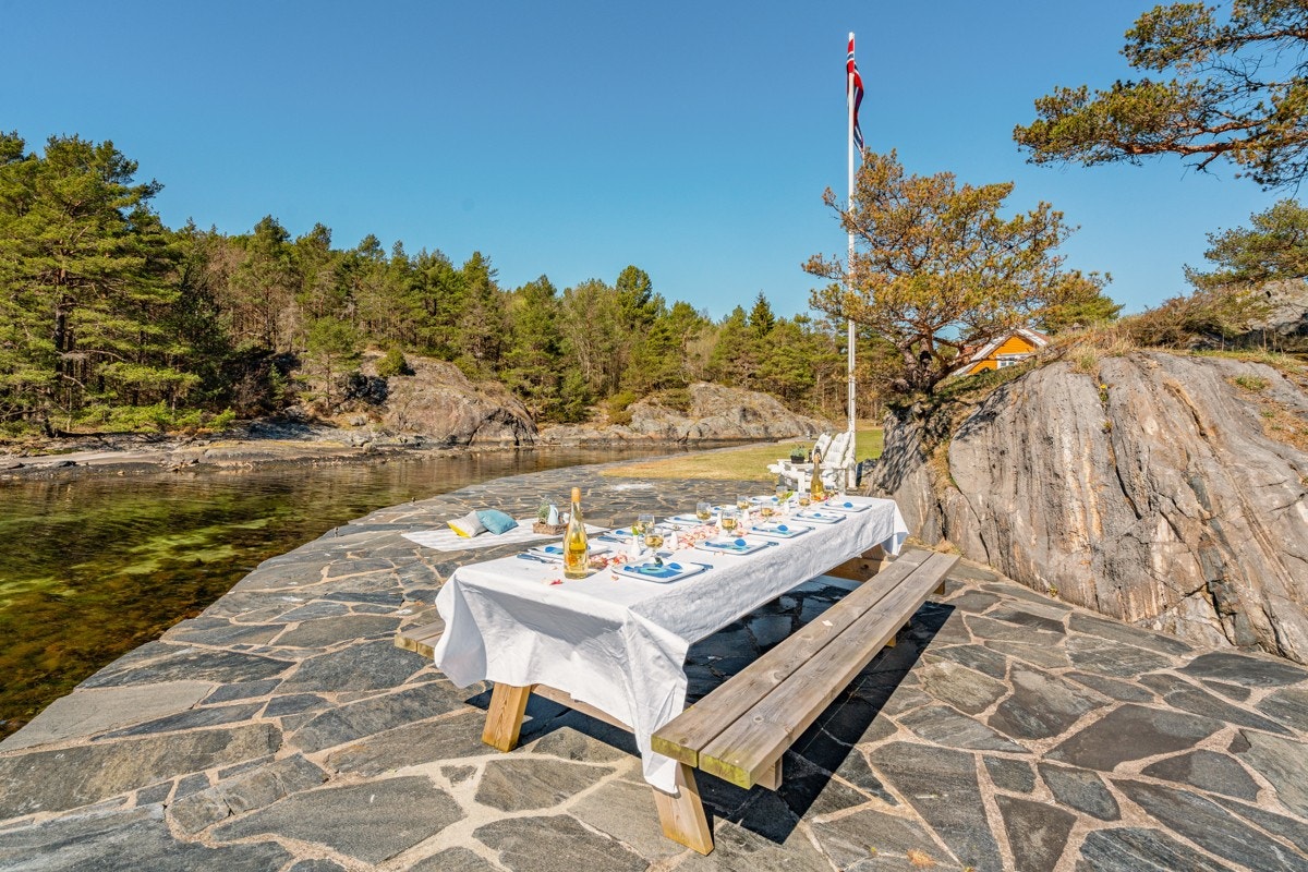 God plass til langbord på hellelagt uteplass Galleribilde