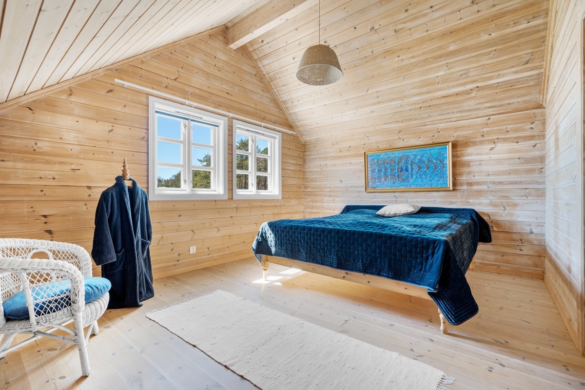 Soverom 3 i 2.etg. med nydelig utsikt til sjøen Galleribilde