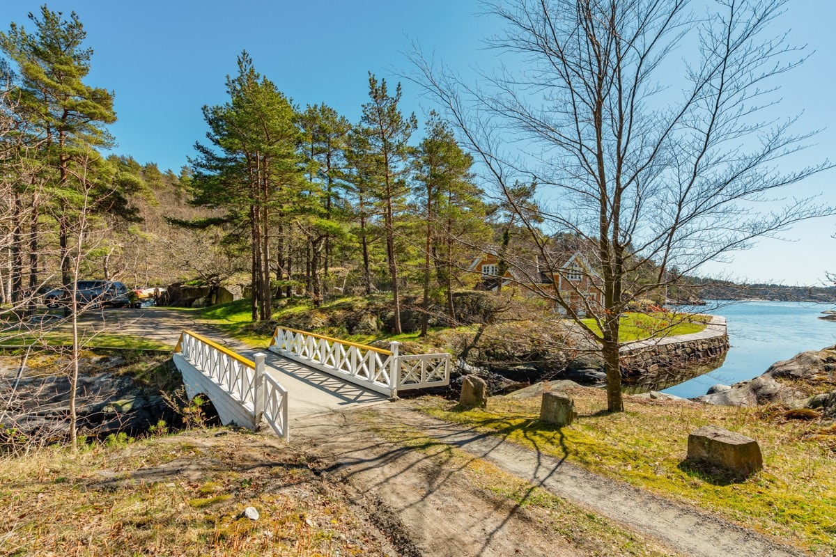 Egen bro over til holmen - man eier også ca. 100 kvm på fastlandsiden her Galleribilde