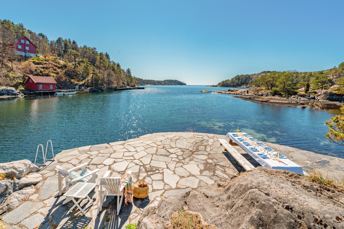 Del av holmen - ypperst mot sjøen - med badetrapp på siden Galleribilde