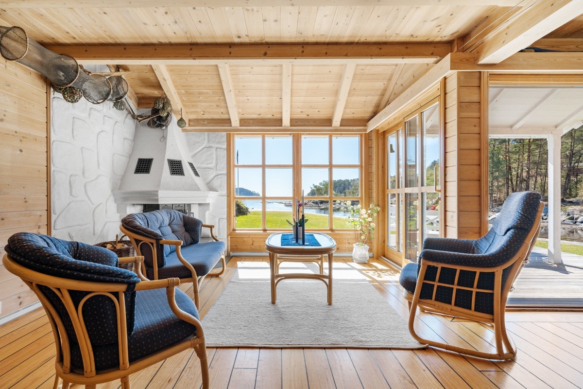 Fra stuen med skyvedør ut mot platting og hage Galleribilde