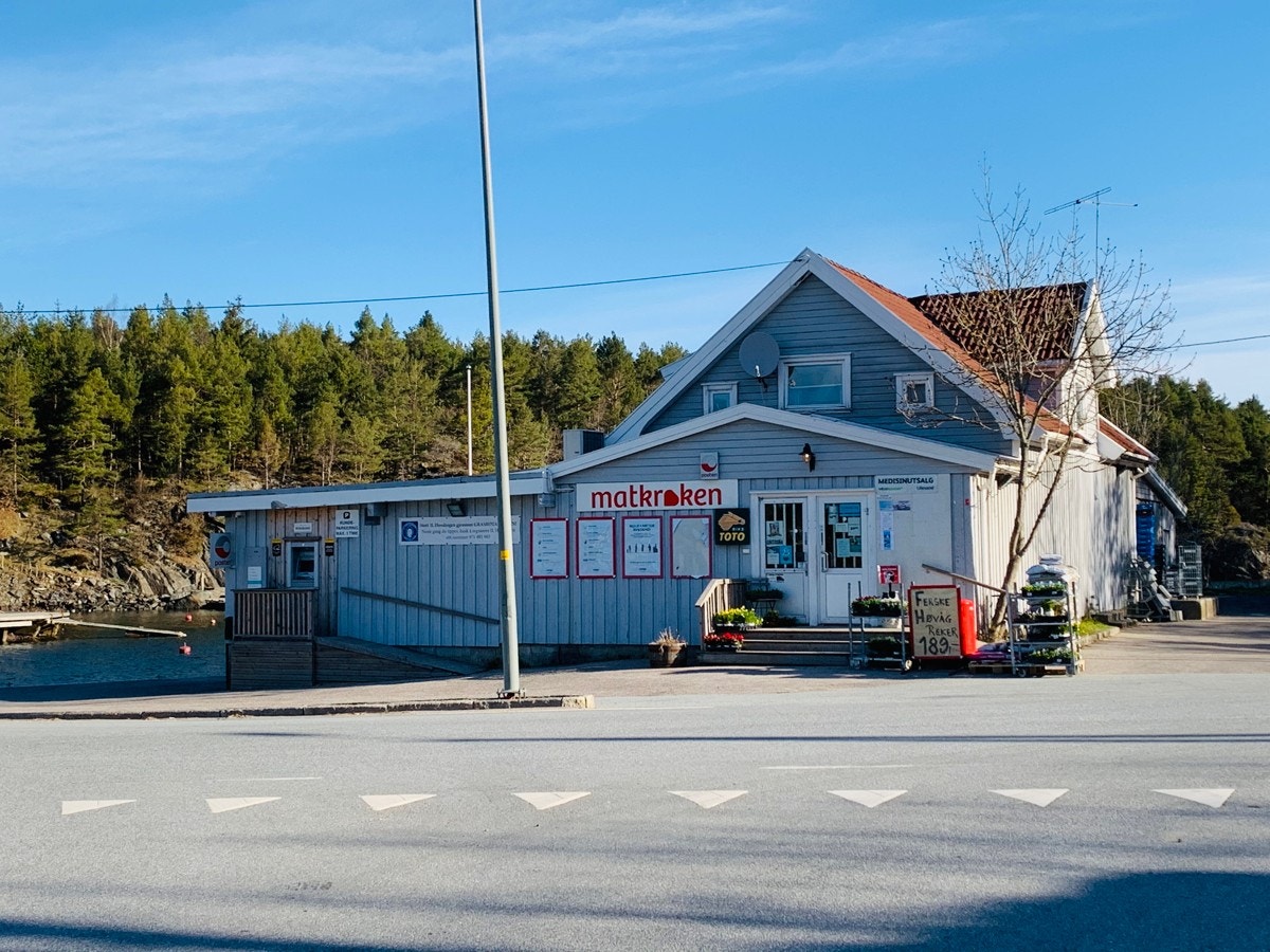 Kort kjøretur til matbutikken Matkroken ved Indre Årsnes Galleribilde