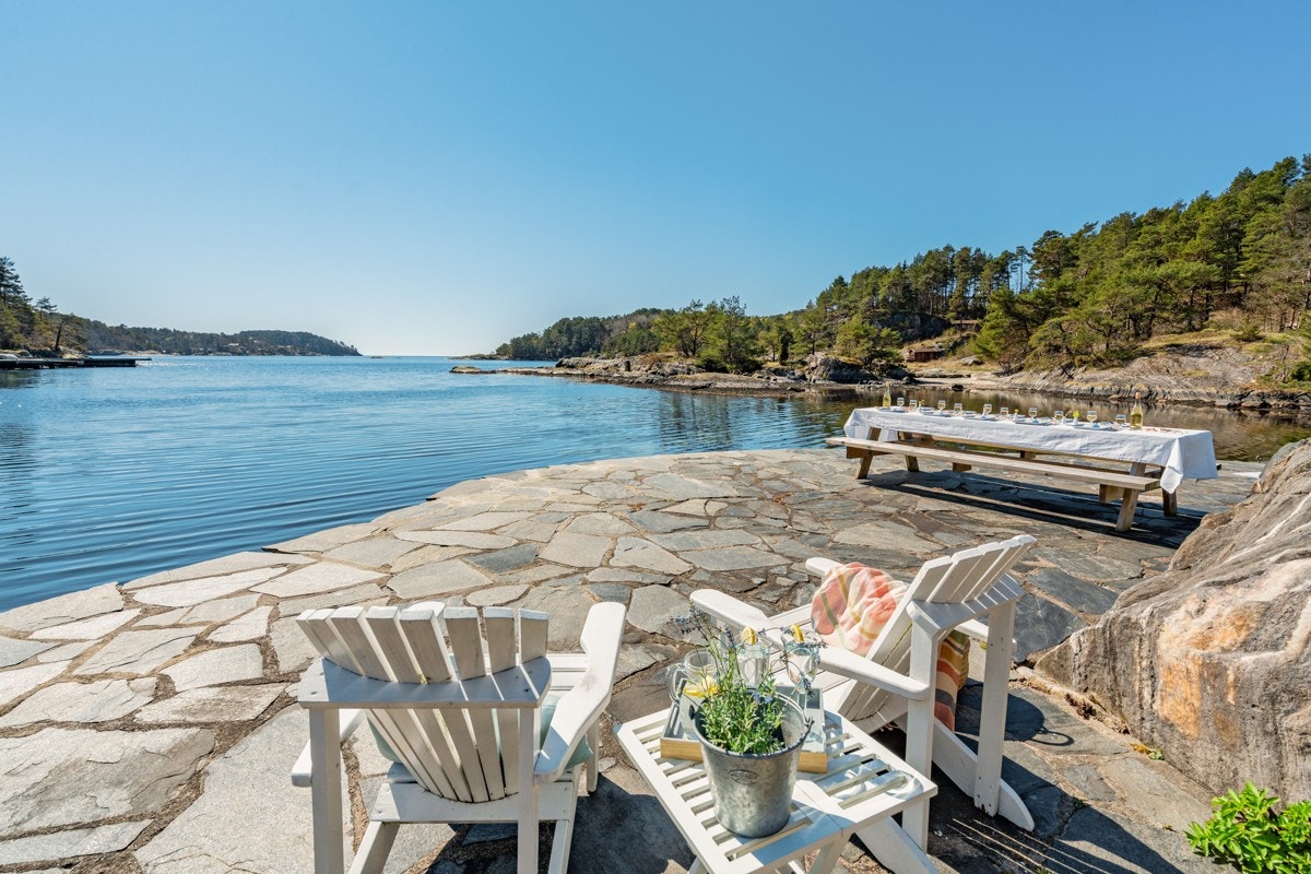 Stor hellelagt uteplass Galleribilde